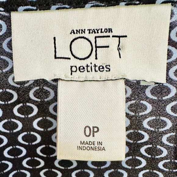 Ann Taylor LOFT Petites Blue Circles Short Sleeve Top - Picture 5 of 6